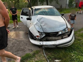 Травмувалися четверо дітей з однієї родини: на Мукачівщині авто влетіло у ворота