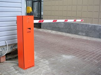 В Ужгороді планують демонтувати три самовстановлені обмежувачі руху