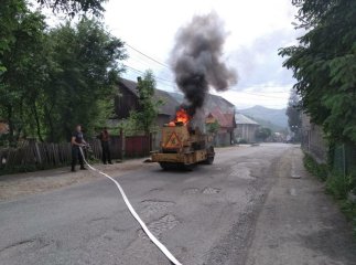 Посеред дороги загорівся каток