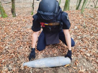 В Ужгороді під час прогулянки діти виявили артилерійський снаряд