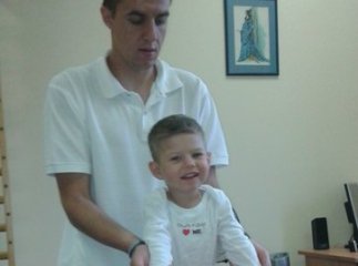 Батьки маленького хлопчика просять фінансової допомоги на лікування їх сина
