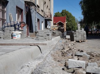 Навколо поліклініки у Мукачеві буде новий тротуар