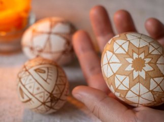 У Мукачеві провели серію майстер-класів із в’язання кошика та розпис писанок