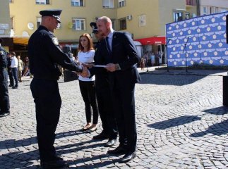 У центрі Мукачева патрульні поліцейські отримали офіцерські погони