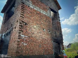 Рятувальники гасили пожежу в будинку, вогонь в якому охопив два поверхи Рятувальники гасили пожежу в будинку, вогонь в якому охопив два поверхи
