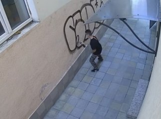 Фейсбук облетіло відео ганебного вчинку хлопця в Ужгороді: тепер його шукають