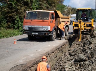 На одній із вулиць Ужгорода замінюють аварійну водопровідну мережу