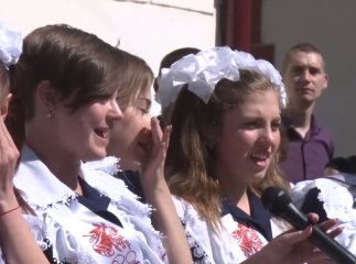 Випускники Ужгородської ЗОШ №9 зі сльозами на очах попрощалися зі школою