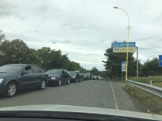 На КПП "Ужгород", що на українсько-словацькому кордоні, спостерігаються довжелезні черги