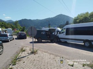 До медиків звернулися 13 людей: на Хустщині сталася ДТП двох автомобілів і буса