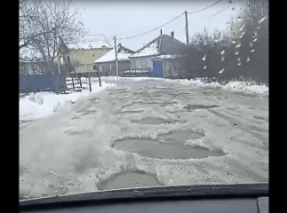 Ні пройти, ні проїхати: Фейсбук облетіли відео нерозчищених закарпатських доріг