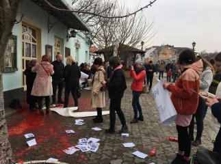 В центрі Ужгорода кількох жінок невідомі облили фарбою