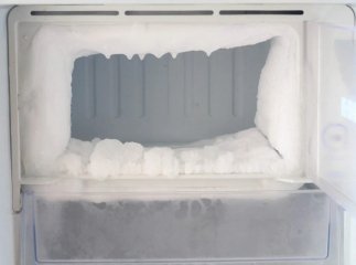 Намерзання льоду в холодильнику більше не буде: що покласти, щоб усунути цю проблему