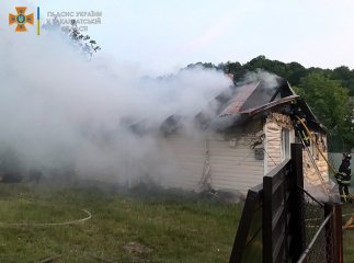 Кинулася будити дітей і матір: рано-вранці спалахнула пожежа