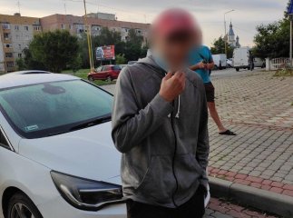 Чоловік крав бензин з автомобіля, його помітив власник машини