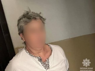 Сусіди викликали поліцію: що влаштувала жінка у під’їзді будинку