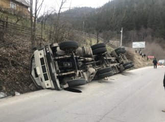 У селищі Ясіня перекинулась вантажівка