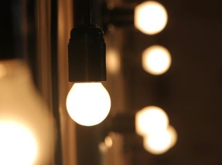 Скільки годин не буде світла у неділю: графік відключень на 18 січня