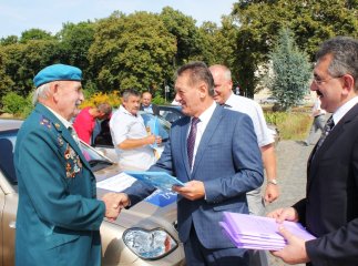 Олександр Ледида вручив десятьом закарпатцям нові автомобілі