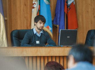 "Банду геть!" та "Щадея геть!", – з такими лозунгами люди завітали на сесію Ужгородської міськради
