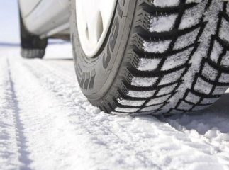 На мукачівських СТО масово почали "перевзувати" авто