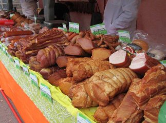 Десятки видів продукції та шашлик, бограч із закусками: в Ужгороді стартувала "Золота осінь"