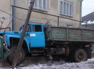 У Виноградові вночі вантажівка влетіла в огорожу