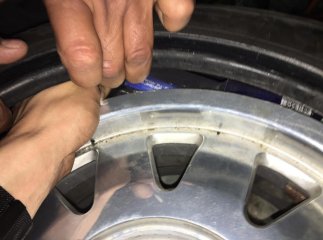 Жінка намагалась перевезти через кордон сигарети у запасному колесі