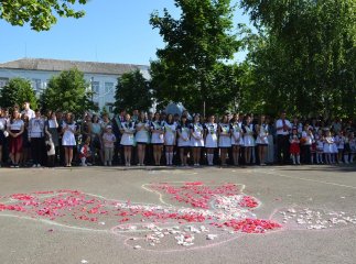 Для випускників мукачівської гімназії востаннє пролунав шкільний дзвоник
