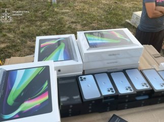 Коробки, заповнені iPhone та iPad: митник із Закарпаття сяде на два роки