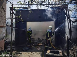 Гараж горів, а будинок — поруч: сусіди вчасно помітили пожежу в Чопі