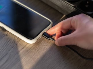 Яка неприємність може статись, якщо «сидіти» в телефоні під час його заряджання