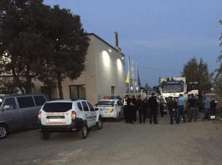 У Мукачеві із самого ранку протести: люди заблокували виїзд з одного із підприємств