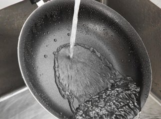 Стара сковорідка стане новою — метод очищення чаєм