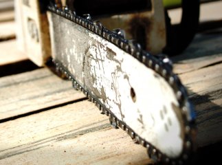 На Воловеччині нетверезий чоловік вкрав у готелі бензопилу