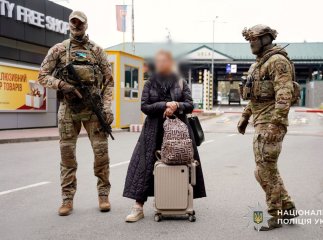 Іноземку за спробу вивезти двох українок у рабство затримали на кордоні