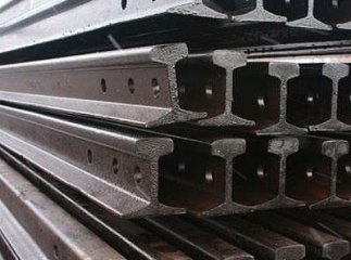 Поліцейські Мукачева затримали чоловіка, який розбирав залізничні рельси