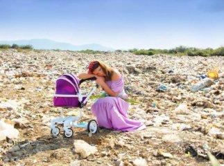 На сміттєзвалищі поблизу Хуста дівчата влаштували фотосесію