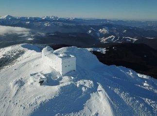 Мережу підкорюють неймовірні фотографії засніженої обсерваторії