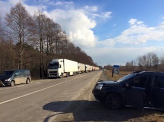Водії російських вантажівок невдало спробували прорвати колону