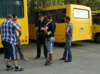 З ужгородськими перевізниками патрульні провели профілактичну бесіду