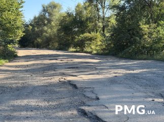 Суцільні вибоїни: закарпатці скаржаться на стан однієї із доріг