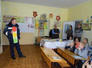 Дорожня грамота за допомогою казки для найменших школярів від ДАІ Перечинщини