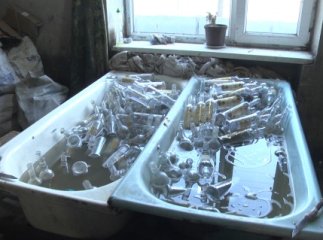 На Закарпатті у повній антисанітарії підробляли коньяк. Масштаби вражають