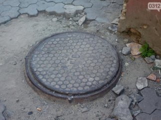 У центрі Ужгорода дівчина провалилася у люк