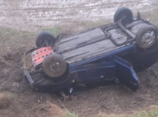 Неподалік Мукачева на трасі перекинулась автівка: фото з місця події