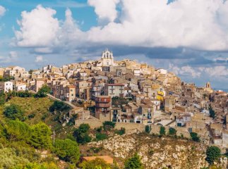 Тут будинки продавали за 1 долар: що придумала влада, щоб відродити спустошене місто-привид