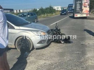 На Закарпатті мотоцикліст отримав травми у зіткненні з легковиком