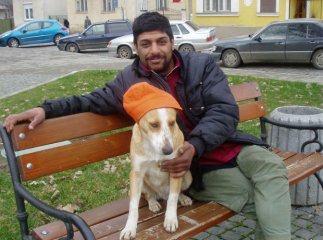 Виноградівський безхатько, згадуючи свої дні на Євромайдані в Києві та всіх вбитих там, плаче