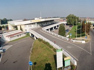 На кордоні з Угорщиною кілометрові черги